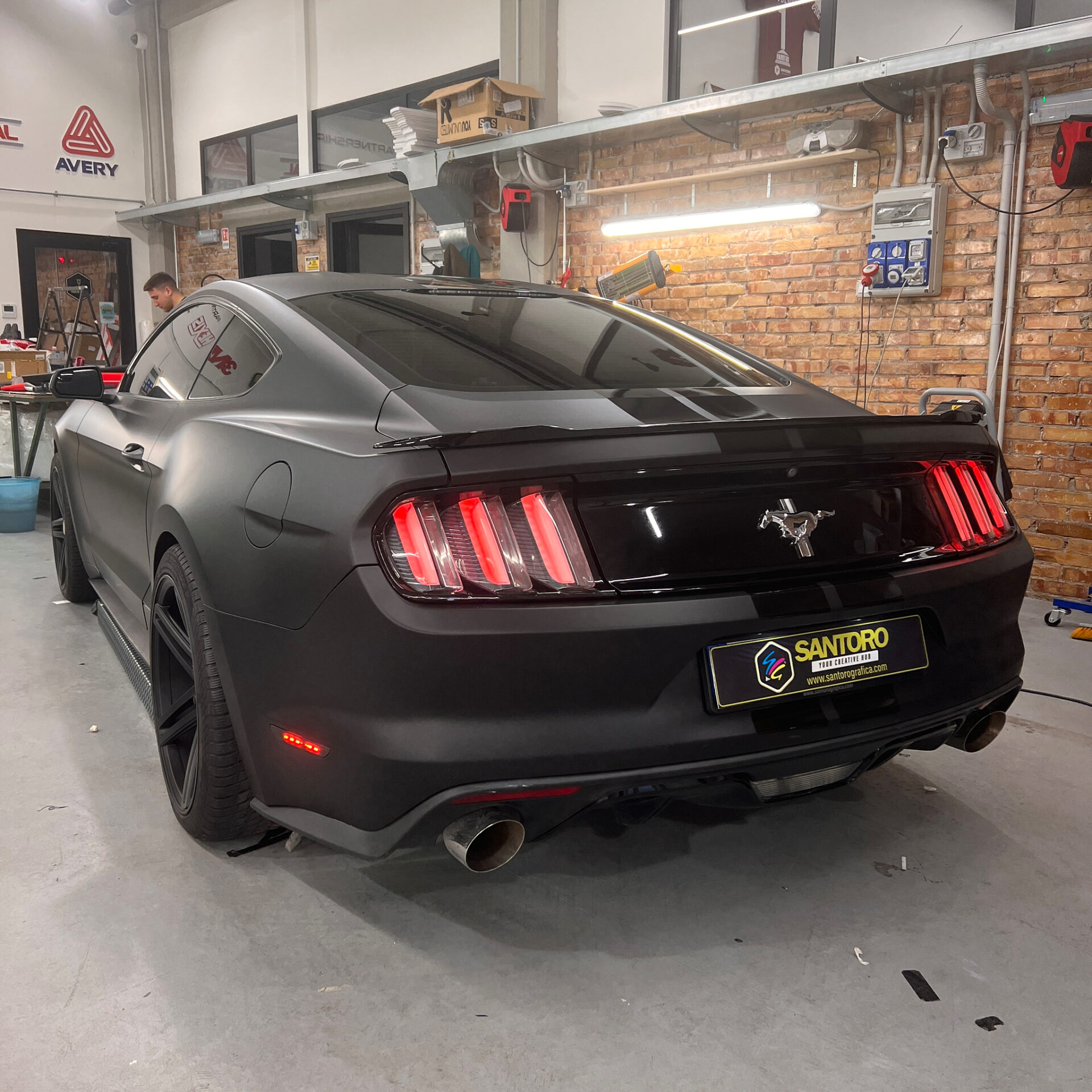 car wrapping ford mustang posteriore dopo