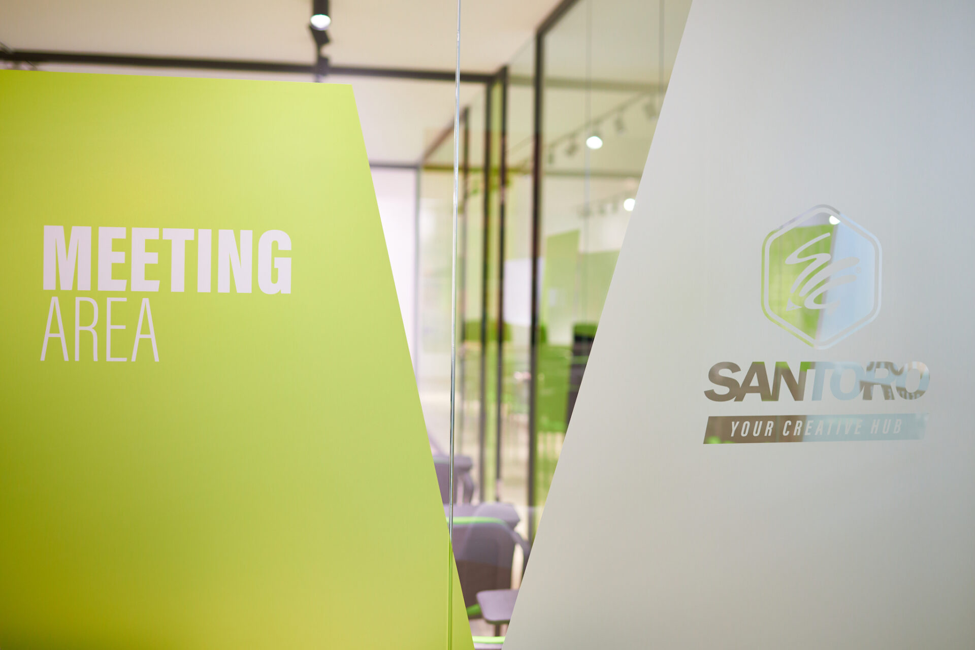 logo vetrofania santoro meeting area