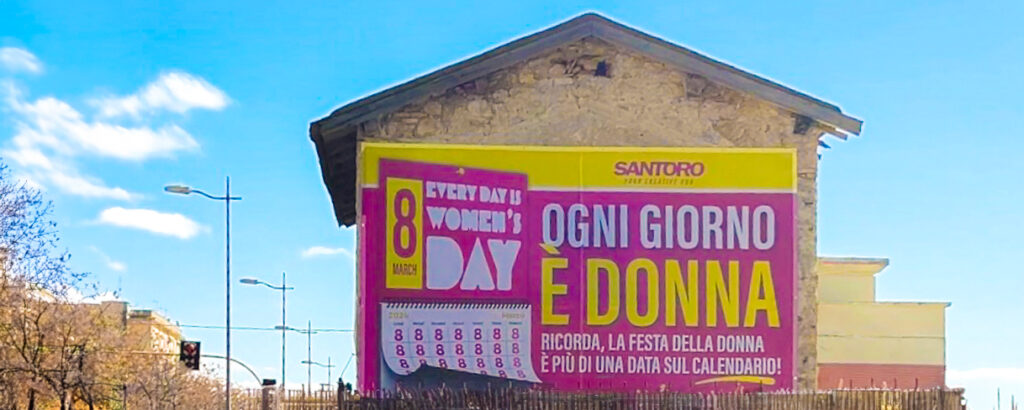 Guerrilla Marketing, «Ogni giorno è donna»: maxi grafica sulla parete di un vecchio casolare a Salerno