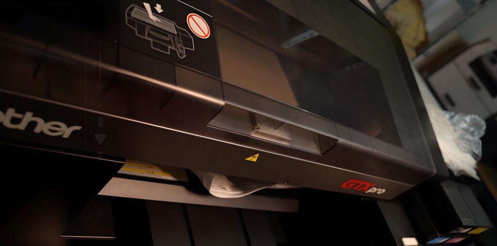 Divise personalizzate: scegli tra ricamo, stampa DTF, DTG e sublimazione 3 T shirt personalizzate - Macchina DTG