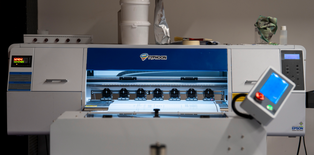 Divise personalizzate: scegli tra ricamo, stampa DTF, DTG e sublimazione 2 Macchina DTF - T shirt personalizzate